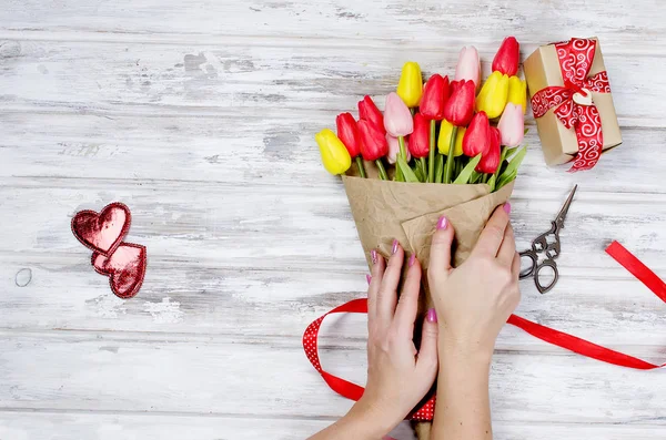 Аромат весенних тюльпанов и подарок — стоковое фото