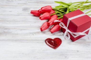 Buket bahar kırmızı lale ve Hediyelik