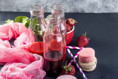 Canlandırıcı çilek ve yaban mersini smoothies