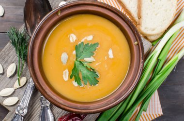 Kabak kremalı çorba kase kabak çekirdeği ile 