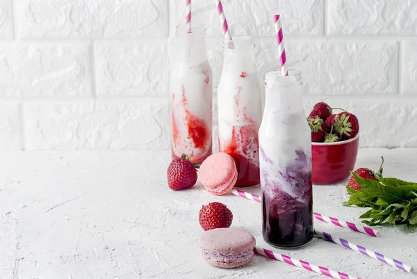 Uppfriskande smoothies jordgubb och blåbär. Rörelse i en ram — Stockfoto
