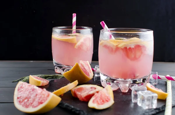 Cocktail med grapefrukt skiva på ett träbord — Stockfoto