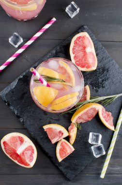 Kokteyl ile ahşap bir masa üzerinde greyfurt dilim 
