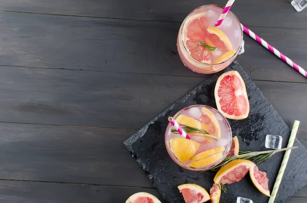 Cocktail med grapefrukt skiva på ett träbord — Stockfoto