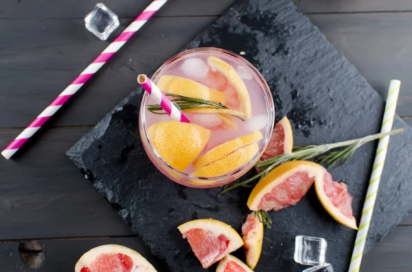 Cocktail med grapefrukt skiva på ett träbord — Stockfoto