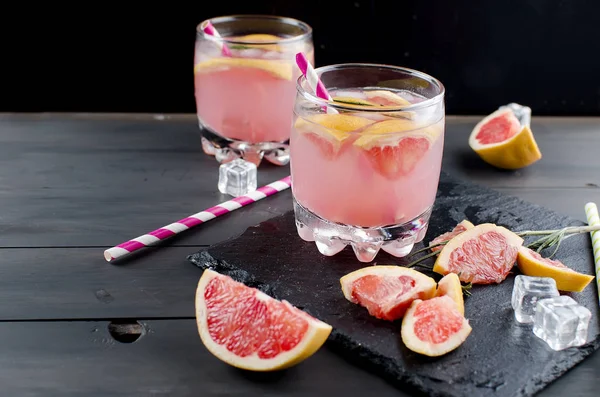 Cocktail med grapefrukt skiva på ett träbord — Stockfoto