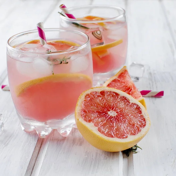 Cocktail med grapefrukt skiva på ett träbord — Stockfoto