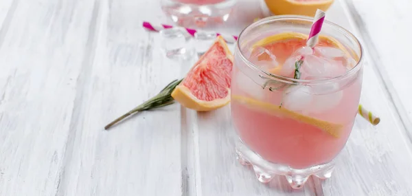 Cocktail med grapefrukt skiva på ett träbord — Stockfoto