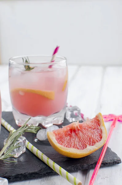 Cocktail avec tranche de pamplemousse sur une table en bois — Photo