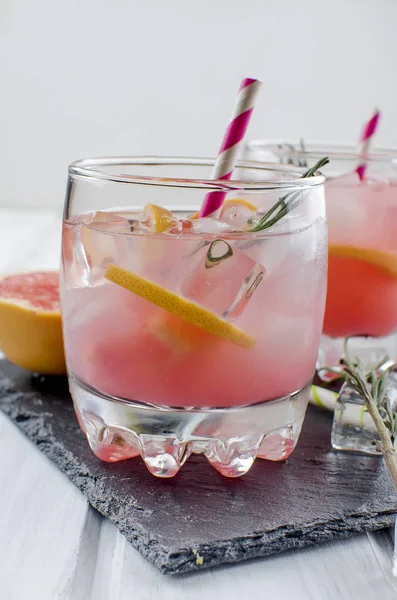 Cocktail med grapefrukt skiva på ett träbord — Stockfoto