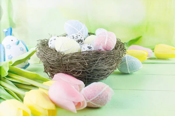 Декоративные игрушки яйца в гнезде — стоковое фото