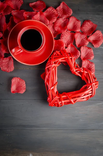 Tazza di caffè e petali di rosa — Foto Stock