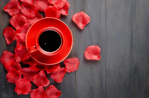 Tasse de café et pétales de rose — Photo