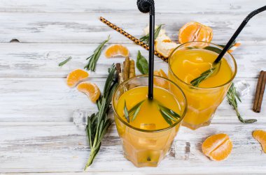 kokteyl mandalina, suyu ve buz ile