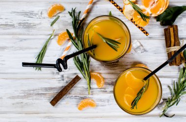 kokteyl mandalina, suyu ve buz ile