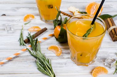 kokteyl mandalina, suyu ve buz ile