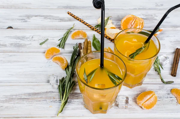 Cocktail with tangerines, juice and ice — Stock Photo, Image