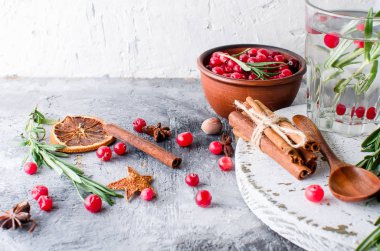 bir tabak ve baharat ahşap masa üzerinde sulu kızılcık