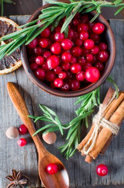 bir tabak ve baharat ahşap masa üzerinde sulu kızılcık