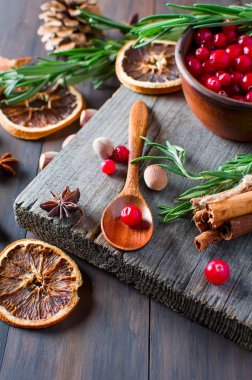 bir tabak ve baharat ahşap masa üzerinde sulu kızılcık