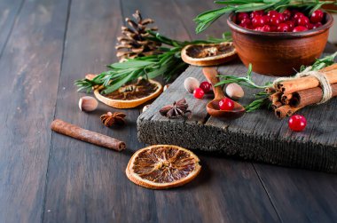 bir tabak ve baharat ahşap masa üzerinde sulu kızılcık