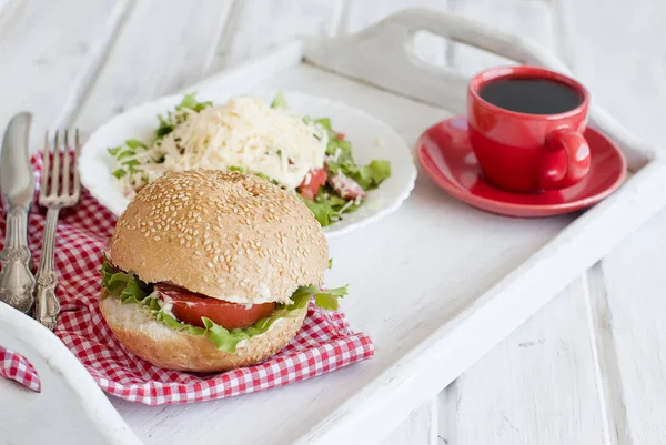 Ensalada con tomates, verduras espolvoreadas con queso — Foto de Stock