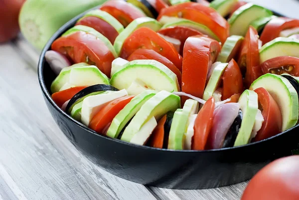 Rauwe groenten gelegd voor ratatouille gemaakt van squash, tomaten een — Stockfoto