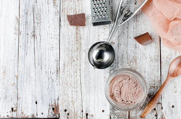 Helado de bola de chocolate en un tazón —  Fotos de Stock