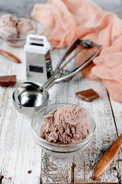 Морозиво шоколадного м'яча в мисці — стокове фото