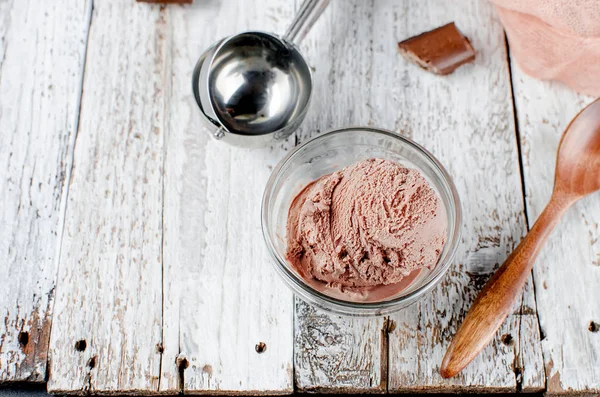 초콜릿 볼 아이스크림 그릇에 — 스톡 사진