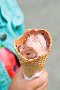 boynuz çikolatalı dondurma ile