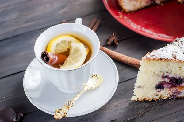 Tasse de thé au citron et une tarte aux fruits — Photo