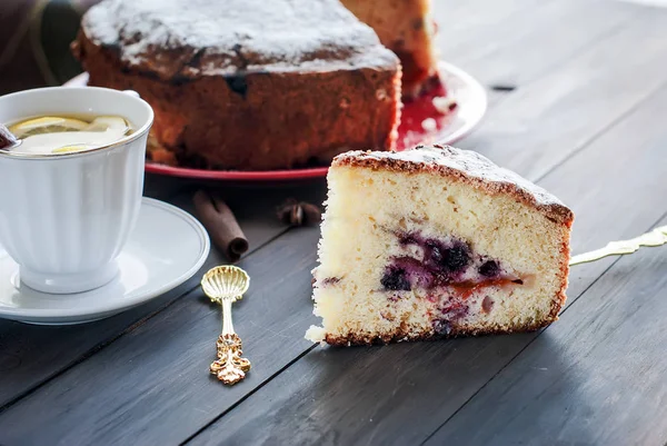 A cup of tea and a fruit pie — Stock Photo, Image