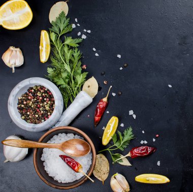 baharat otlar ve yeşillik. Yemek pişirmek için malzemeler. 