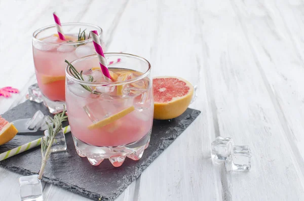 Cocktail med grapefrukt skiva på ett träbord — Stockfoto