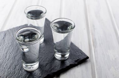 Votka çekim beyaz masa üzerinde