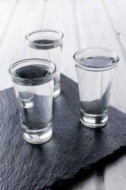 Votka çekim beyaz masa üzerinde