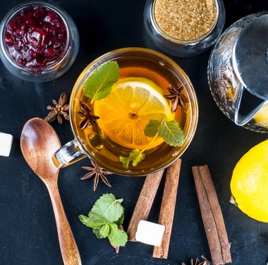 Sıcak çay ile nane, limon ve Ahududu reçeli