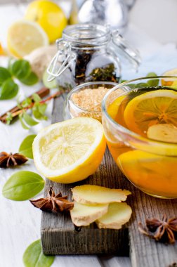 Fincan sıcak çay limon ve zencefil