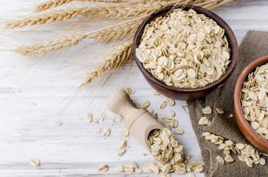 Yulaf gevreği seramik kase ve tahta kaşık ve spikelets 