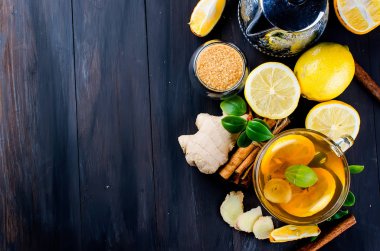 Fincan sıcak çay limon ve zencefil