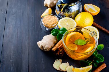 Fincan sıcak çay limon ve zencefil