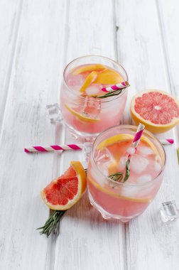 Kokteyl ile ahşap bir masa üzerinde greyfurt dilim 