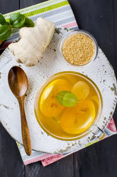 Tasse heißen Tee mit Zitrone und Ingwer — Stockfoto