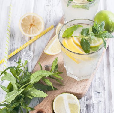 Cam buz ve naneli limonata 