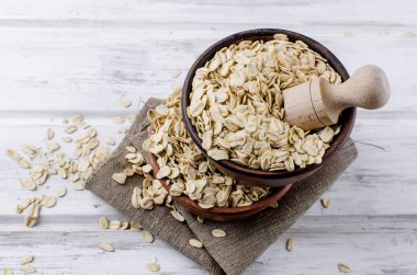 Seramik kase ve tahta kaşık yulaf gevreği