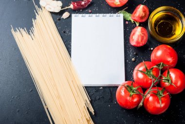 kiraz domates bir şube, spagetti, yağ, maydanoz ve baharat