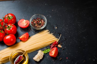 kiraz domates bir şube, spagetti, yağ, maydanoz ve baharat