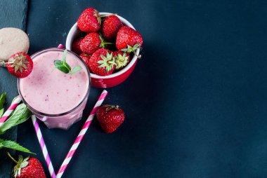 Canlandırıcı çilek ve yaban mersini smoothies