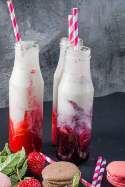 Canlandırıcı çilek ve yaban mersini smoothies